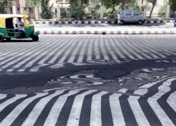 134744062 323ec137 ed85 42ad ae77 c51308539a58 350x250 - In India il caldo scioglie l'asfalto!