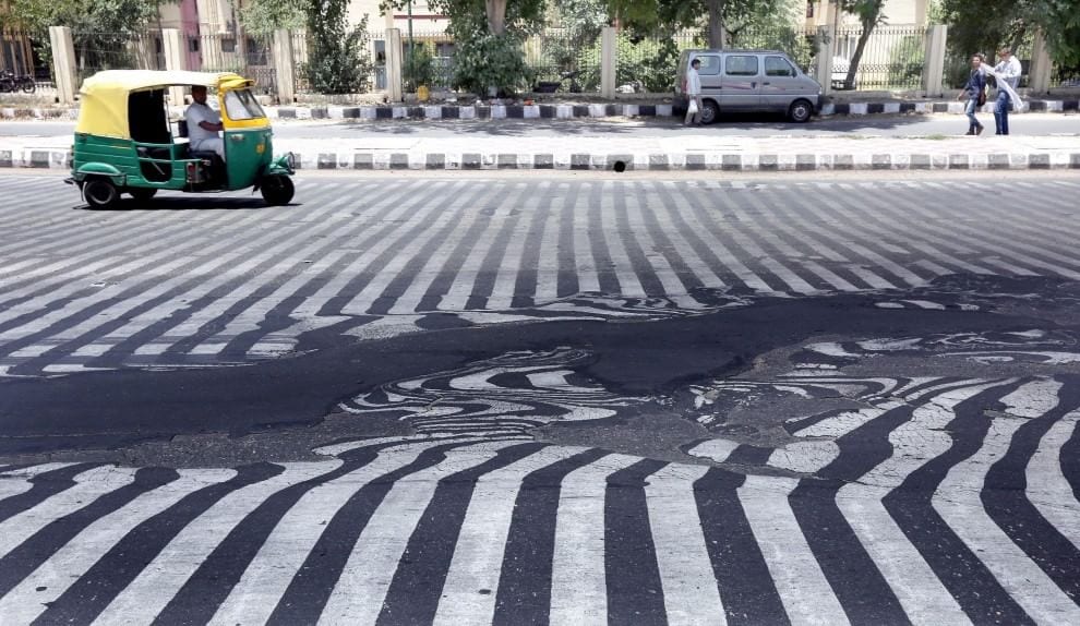 134744062 323ec137 ed85 42ad ae77 c51308539a58 - In India il caldo scioglie l'asfalto!