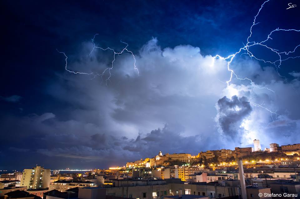 1378577 10202441717307472 1910999930 n - Tempesta elettrica su Cagliari: la città illuminata a giorno!