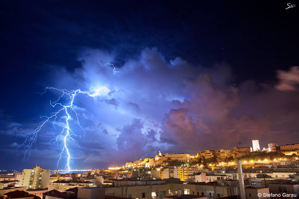 1385749 10202440994649406 1622899159 n - Tempesta elettrica su Cagliari: la città illuminata a giorno!
