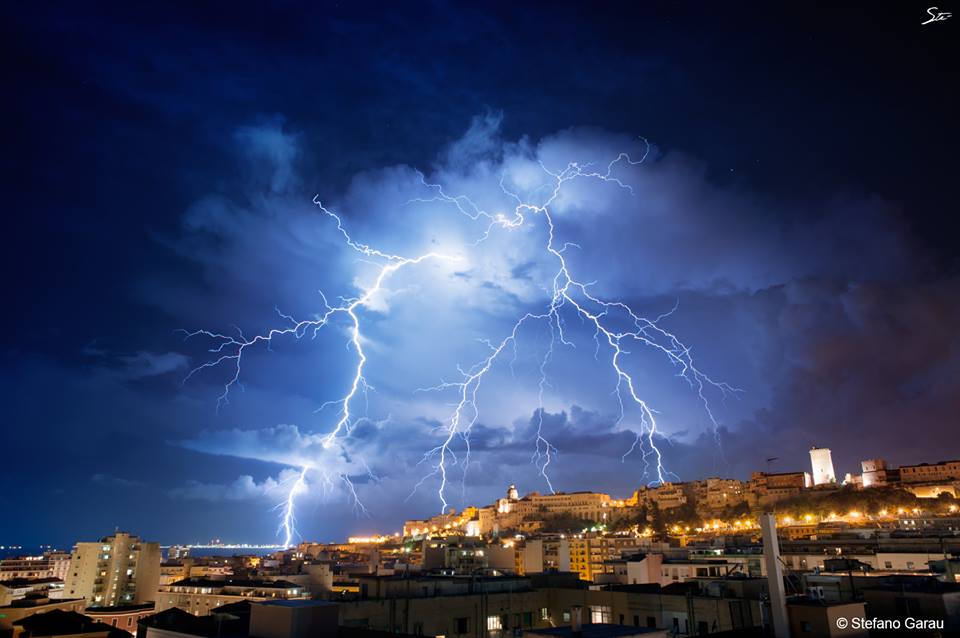 935991 10202440867046216 804675842 n - Tempesta elettrica su Cagliari: la città illuminata a giorno!