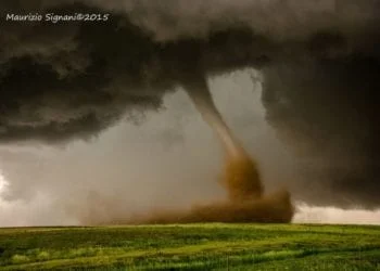 38647 1 1 350x250 - TORNADO in presa diretta: incredibili immagini dagli USA