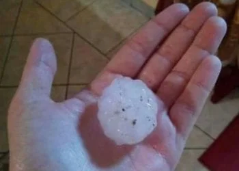 IMG 20150607 WA0025 350x250 - Piovono "palle da tennis" dal cielo. No, è grandine enorme