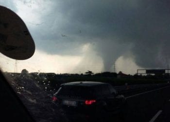 Tornado tra Mira e Dolo VE il vortice ha attraversato anche lautostrada A4 350x250 - TORNADO in presa diretta: incredibili immagini dagli USA