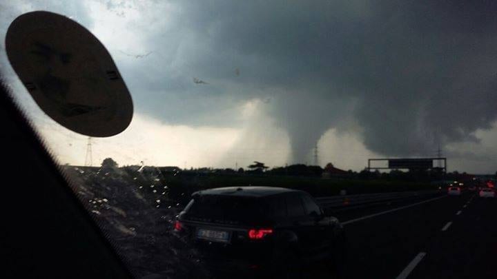 Tornado tra Mira e Dolo VE il vortice ha attraversato anche lautostrada A4 - Tornado f4 attraversa l'autostrada - VIDEO IMPRESSIONANTE