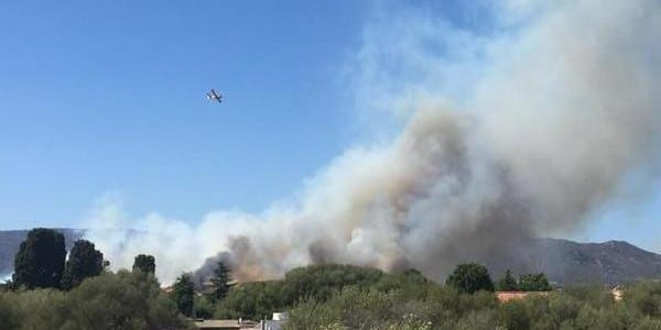 incendio porto istana - Grossi incendi sulle coste di Gallura: evacuati hotel e abitazioni