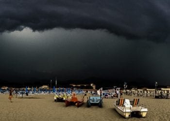 viareggio 350x250 - 3 luglio 2015: cielo apocalittico sulla spiaggia di Viareggio