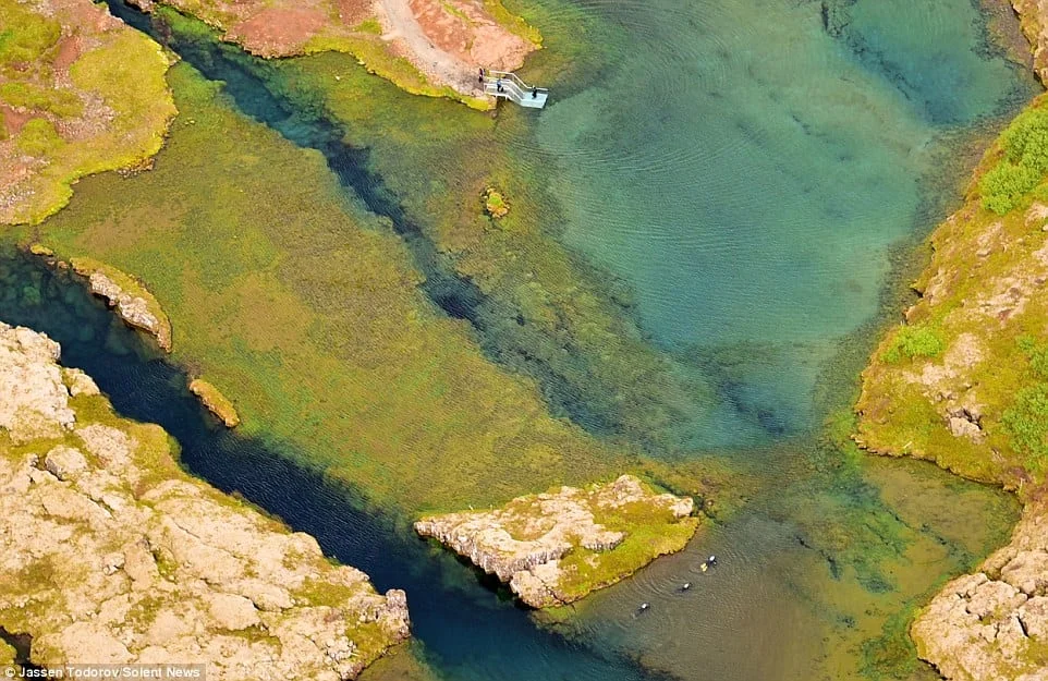 2B6F7C2300000578 3207774  Everything in Iceland is interesting and unusual The canyons ri a 3 1440335707396 - Scontro tra placche tettoniche: impressionanti FOTO aeree