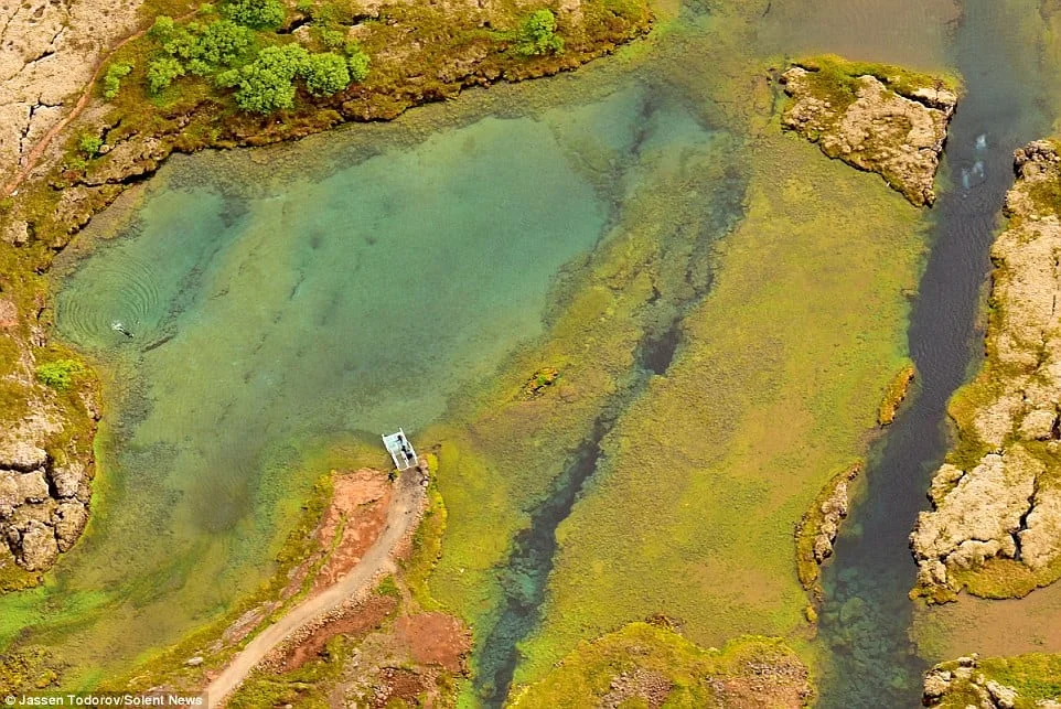 2B6F7CE500000578 3207774 The clean water is coloured by the sand silt and other minerals  a 5 1440335707398 - Scontro tra placche tettoniche: impressionanti FOTO aeree