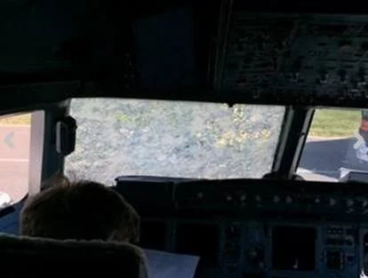 Volo Roma-Milano devastato da grandine e fulmine! Atterraggio d'emergenza INTERNA - Volo Roma-Milano devastato da grandine e fulmine! Atterraggio d'emergenza