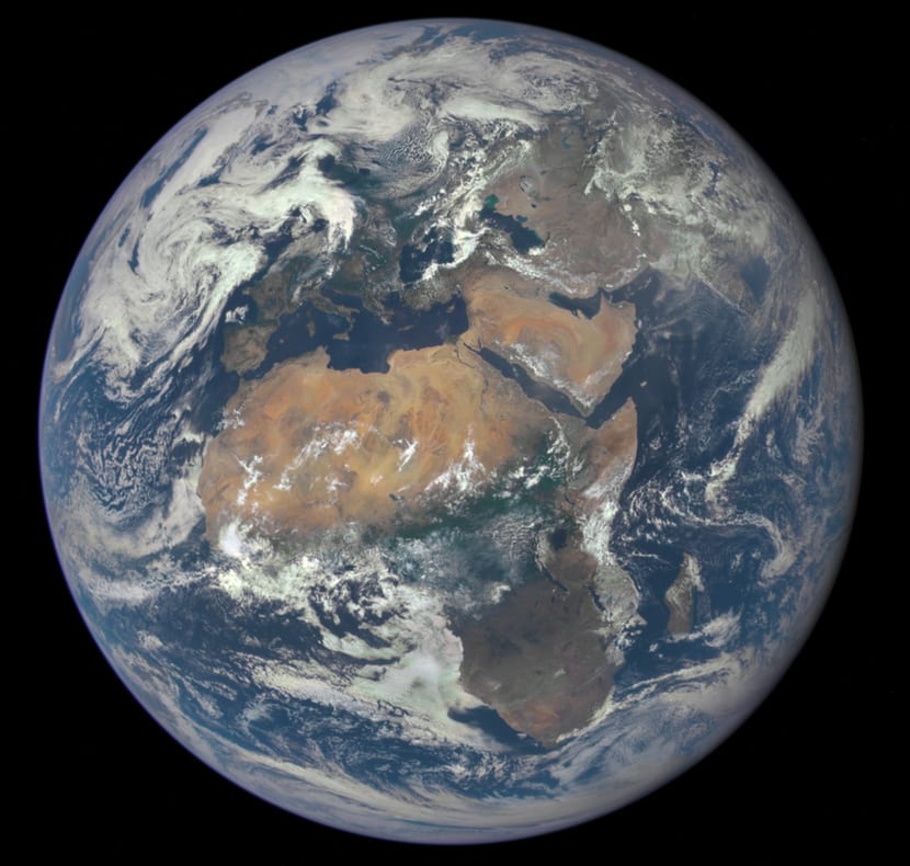 Terra completa - Ecco la prima immagine satellitare "completa" del Pianeta