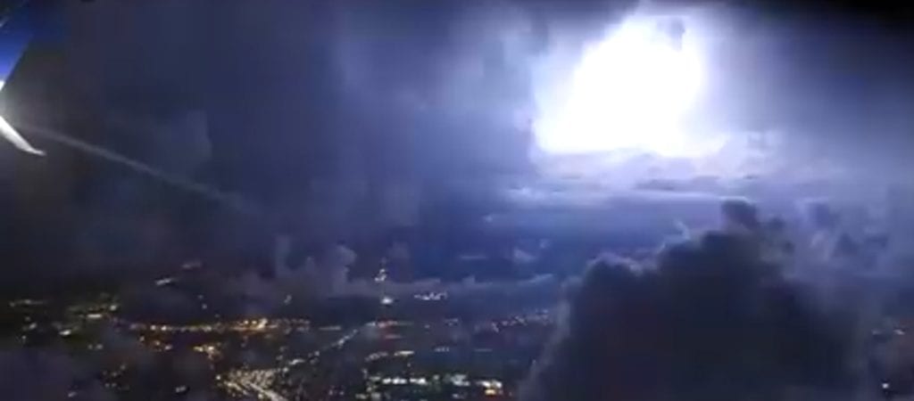 Untitled 18 1024x450 - Spettacolare tempesta di fulmini ripresa dall'aereo