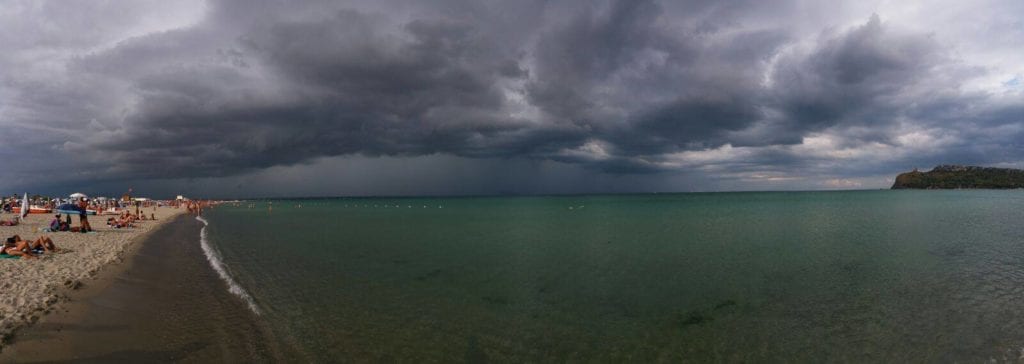 shelf cloud dal Poetto 1024x364 - Supercella temporalesca a est di Cagliari! Foto e video