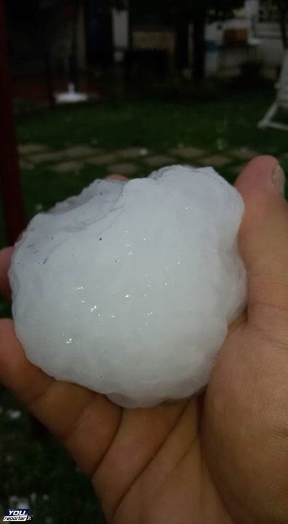 737631 563x1024 - Apocalisse sul Golfo di Napoli: grandine come palle da tennis!