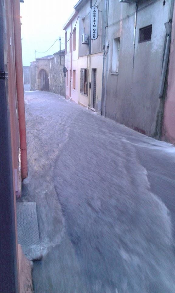 12063976 10203738774024757 17429171 n - Il ciclone investe Mogoro: le strade diventano fiumi in piena