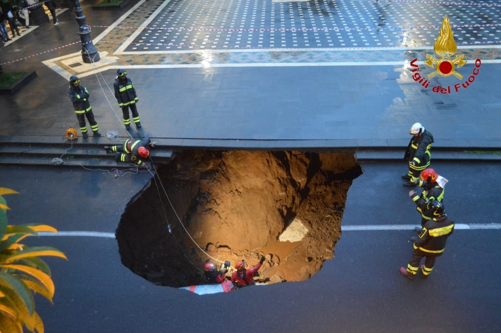 2015 10 21 intervento a Valverde 3 - Catania, si apre una voragine in strada - VIDEO  IN DIRETTA