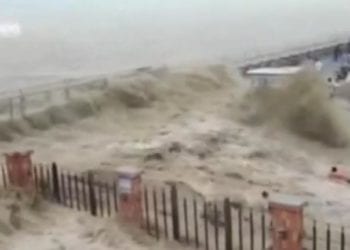 Untitled 129 350x250 - Impressionante onda di marea spazza via 20 persone in Cina - VIDEO