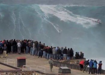 surfista portogallo 350x250 - Portogallo, cavalcata un'onda mostruosa di 30 metri - VIDEO