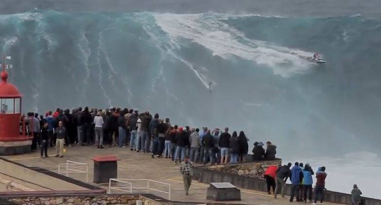 surfista portogallo - Portogallo, cavalcata un'onda mostruosa di 30 metri - VIDEO