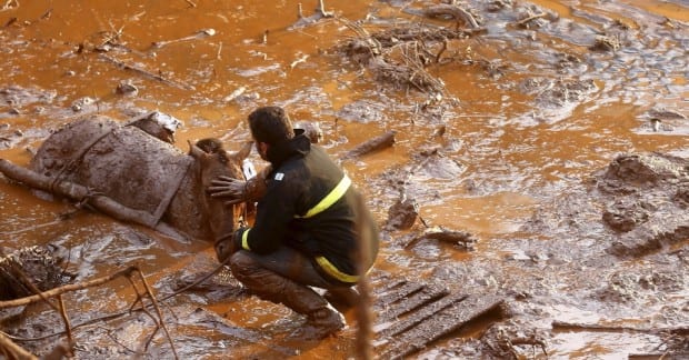 Disastro ambientale in Brasile dopo l’esplosione di due dighe 5 e1447629662633 - Disastro ambientale in Brasile, il VIDEO che nessuno fa vedere