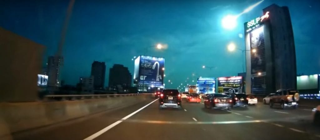 Untitled 12 1024x449 - Pazzesco a Bangkok: cielo illuminato a giorno da un grosso meteorite - VIDEO