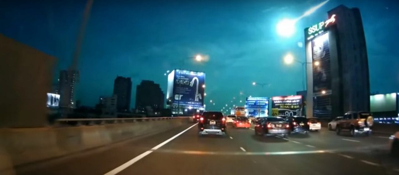 Untitled 12 - Pazzesco a Bangkok: cielo illuminato a giorno da un grosso meteorite - VIDEO