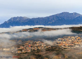 mamoiada con la nebbia 350x250 - Temperature in picchiata: nella notte raggiunti i 4°C
