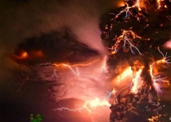 Eruzione 350x250 - La Terra dallo Spazio: spettacolare foto ad altissima risoluzione