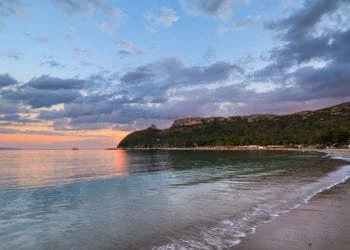 Poetto beach 350x250 - Domenica con tante nubi e qualche pioggia, ecco dove