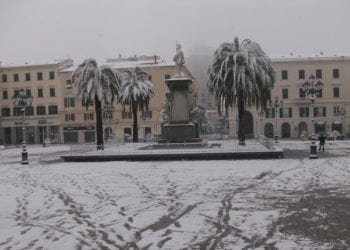 Sassari Piazza Italia sotto la neve 350x250 - Prove tecniche d'Inverno in Sardegna. La brutta stagione è ormai dietro l'angolo