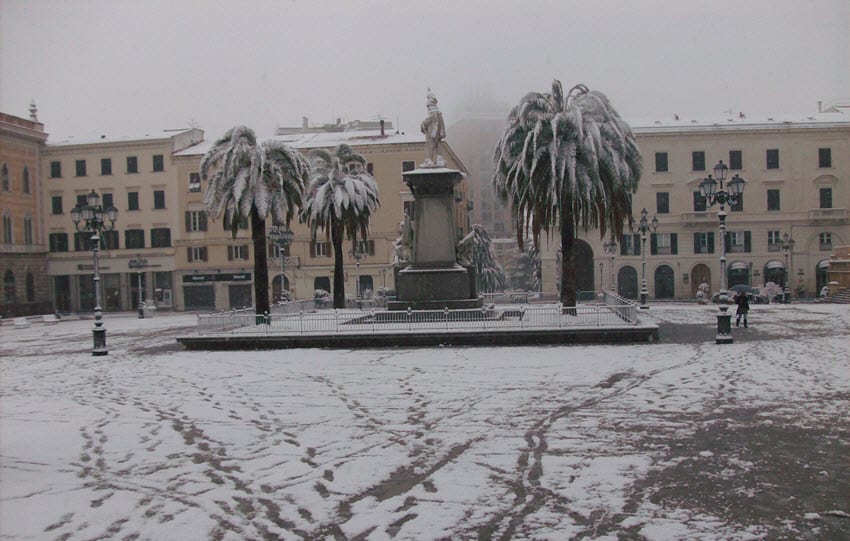 Sassari Piazza Italia sotto la neve - Sardegna e il rischio gelo dalla Russia