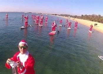 foto 479992 550x340 350x250 - Sole e caldo: in Sardegna Babbo Natale arriva col surf