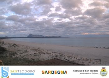 hour08 350x250 - Sole e caldo: in Sardegna Babbo Natale arriva col surf