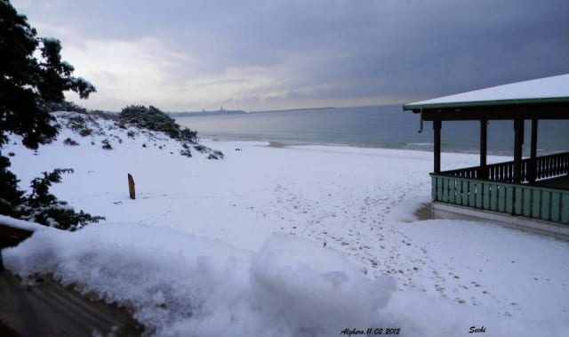 Neve sulla spiaggia di Alghero, un evento che succede ogni 30 anni circa e non la sigla normalità invernale.