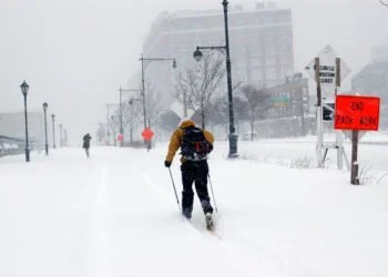 26storm 02 articleLarge 350x250 - Cosa dareste per una nevicata così?? Video incredibile