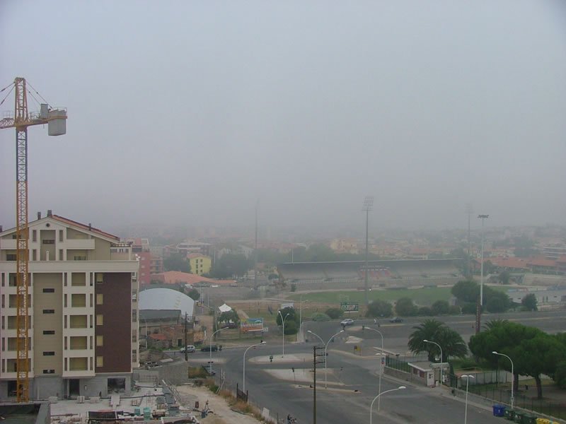 La nebbia invade i quartieri alti, non è fitta. In realtà è nebbia da sollevamento che diventa nube bassa.