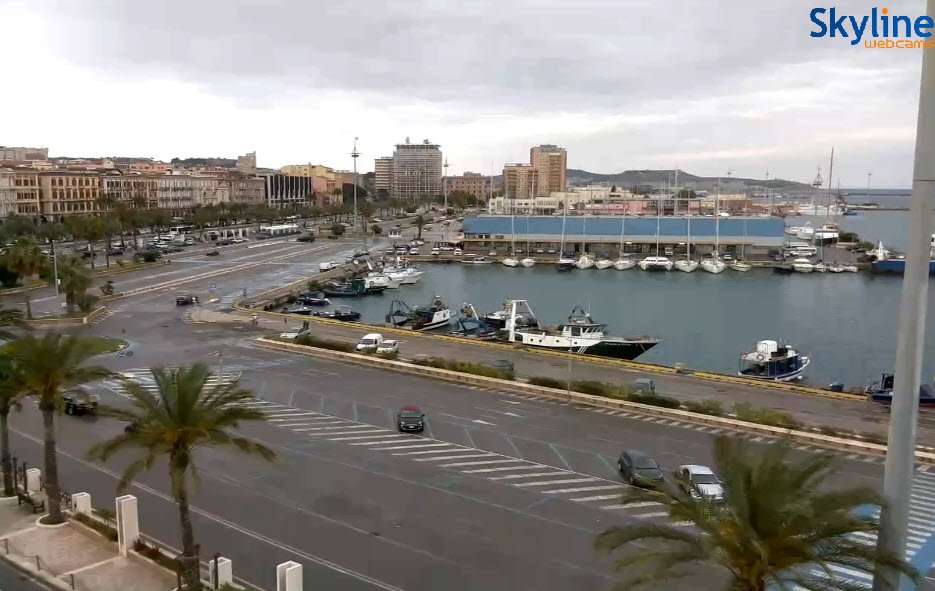Una panoramica live su Via Roma e il porto di Cagliari. Fonte skylinewebcams.com