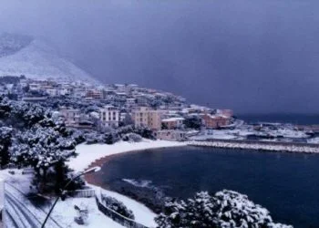 Cala gonone neve 350x250 - Si va verso l'estate, sì, ma ricordate questa nevicata? Era il '99...