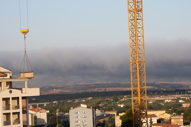 In questa immagine la nebbia non raggiunge Serra Secca, dopo aver toccato Li Punti e la zona Industriale, si solleva in nubi basse per poi dissolversi.