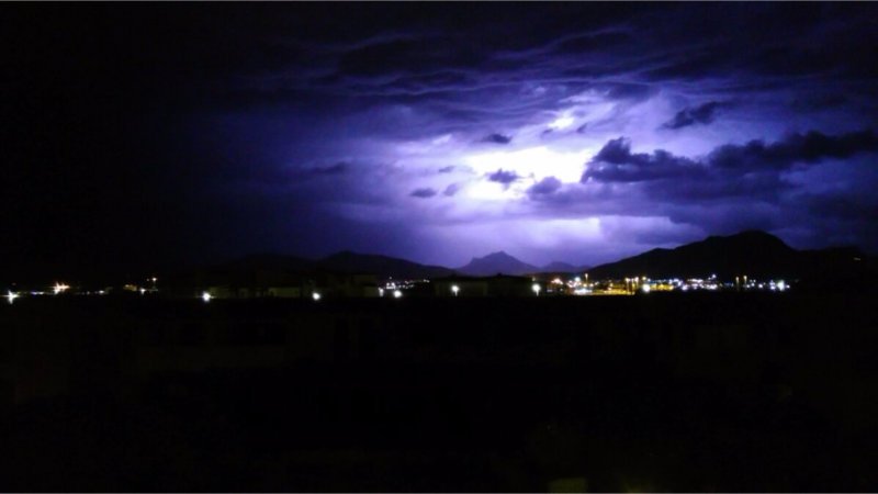 Temporale Olbia - Il temporale arriva su Olbia: cielo illuminato a giorno dal fulmine