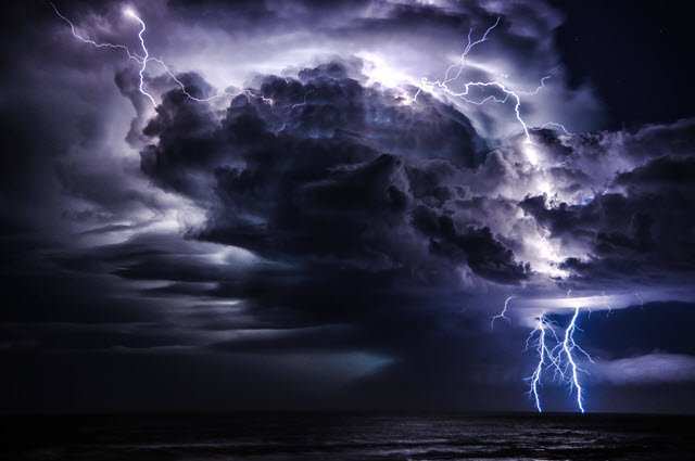 temporale - CAGLIARI: tempesta di fulmini e nubifragio. Forti raffiche di vento generate dal super temporale