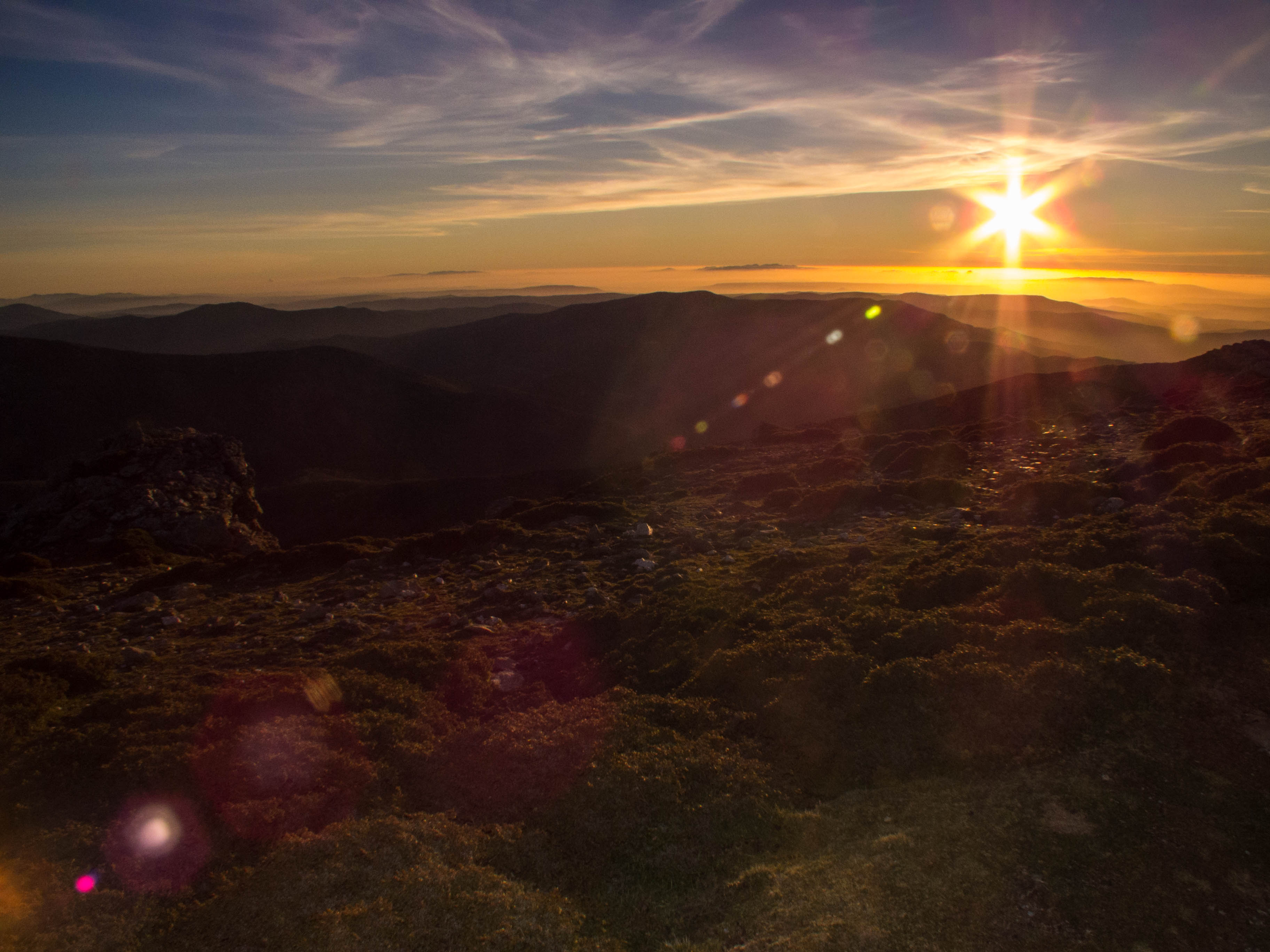 Quasi al tramonto, ecco le nebbie avvolgere valli e pianure in direzione Campidano.