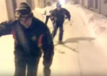 sci nelle strade di fonni 350x250 - Tempesta in Sardegna: è emergenza meteo con allerta Protezione Civile. Piogge intense sulla neve