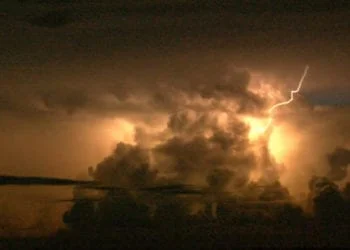 tempesta fulmini 350x250 - Tempesta in Sardegna: è emergenza meteo con allerta Protezione Civile. Piogge intense sulla neve