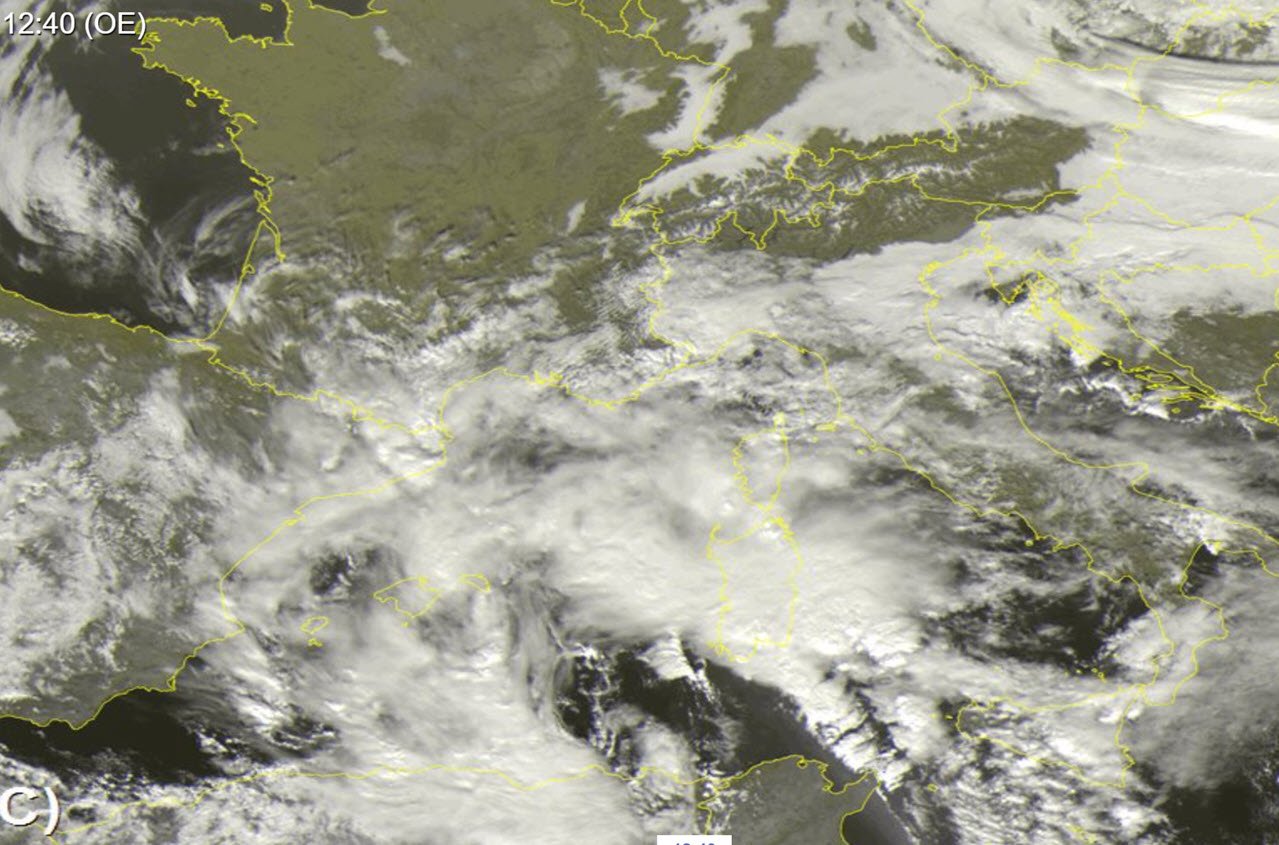 Meteosat con carico di nubi intense sulla Sardegna. Mentre nel Canale dell'Isola si nota la formazione del centro di Bassa Pressione, ovvero di una ciclogenesi mediterranea.