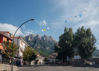 Oliena con la splendida veduta del Monte Corrasi.