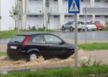 Strade allagate dopo un forte acquazzone.