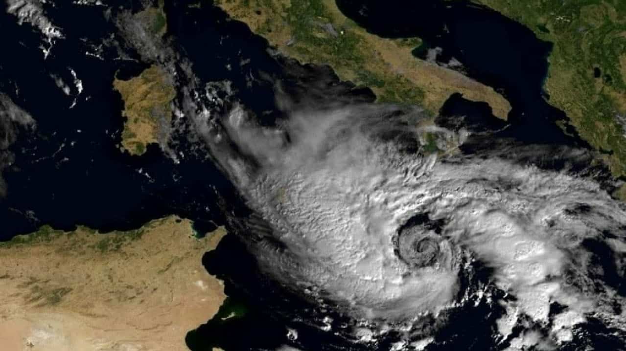 sicilia - CICLONE MEDITERRANEO si sta caricando in entità TROPICALE, meteo Sardegna in peggioramento