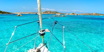 shutterstock 134026289 360x180 - Viaggi a Cala Brandinchi: una perla della Sardegna tra acque cristalline e sabbia bianca