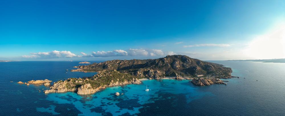 shutterstock 2052010121 - Visitare l'Isola della Maddalena, Caprera. La splendida Spargi in Sardegna